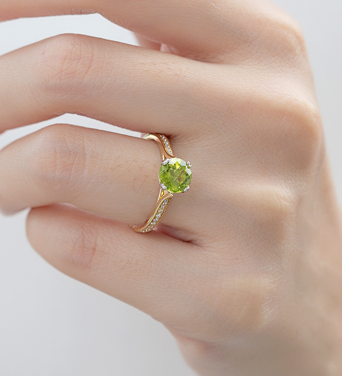 33-0047 - Two Tone Engagement Ring in 18K Yellow Gold, Decorated with Peridot and Diamonds.