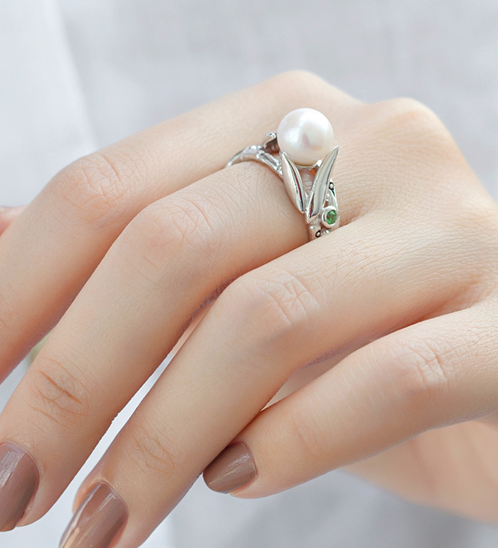 33-0048 - Italian Craftmanship - Bamboo Double Band Ring in Sterling Silver, Decorated with Freshwater Pearl and Tsavorites