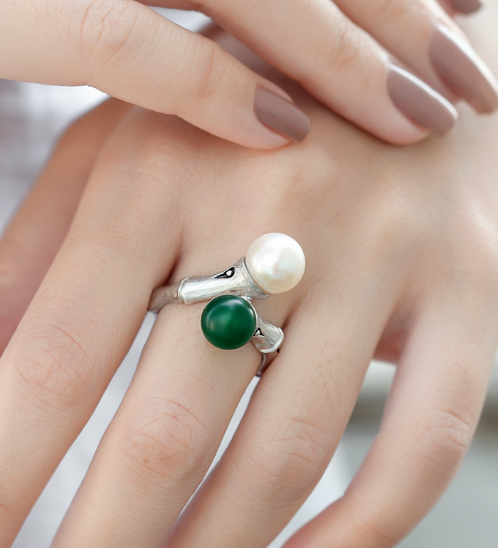 33-0052 - Italian Craftmanship - Bamboo Ring in Sterling Silver with Freshwater Pearl and Green Carnelian